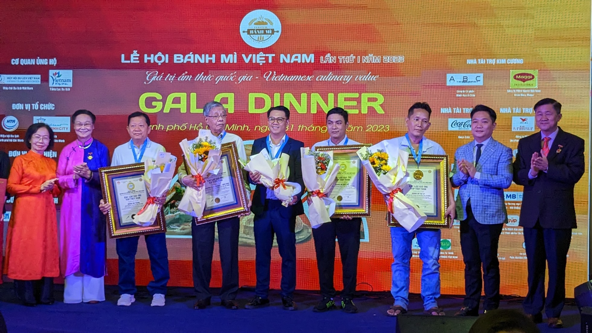 Đại diện 5 thương hiệu bánh mì lên nhận Bằng xác lập Top. Ảnh: Anh Tú