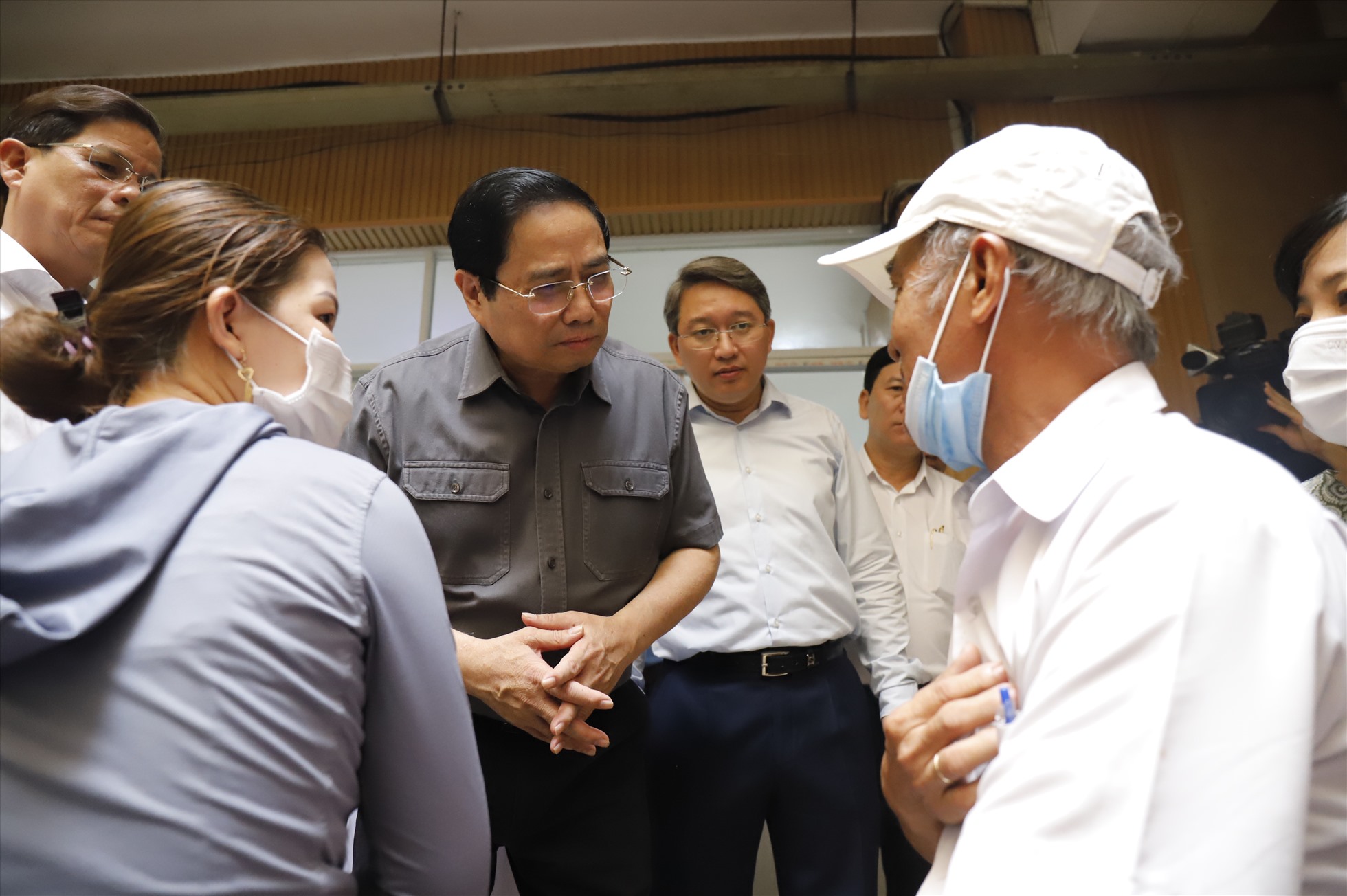 Thủ tướng Phạm Minh Chính yêu cầu không để thiếu thuốc điều trị cho bệnh nhân. Ảnh: Hữu Long