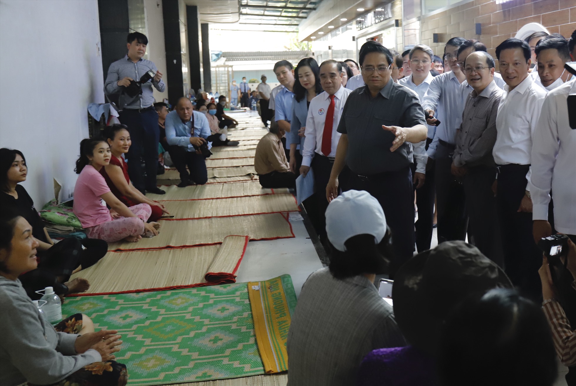 Thủ tướng hỏi thăm người nhà bệnh nhân tại Bệnh viện Đa khoa tỉnh Khánh Hòa. Ảnh: Hữu Long