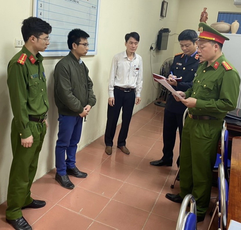 Cơ quan Cảnh sát điều tra Công an tỉnh Bắc Giang thực hiện các thủ tục tố tụng đối với bị can Nguyễn Văn Nhiên (đứng thứ 2 từ trái sang). Ảnh: Công an tỉnh Bắc Giang