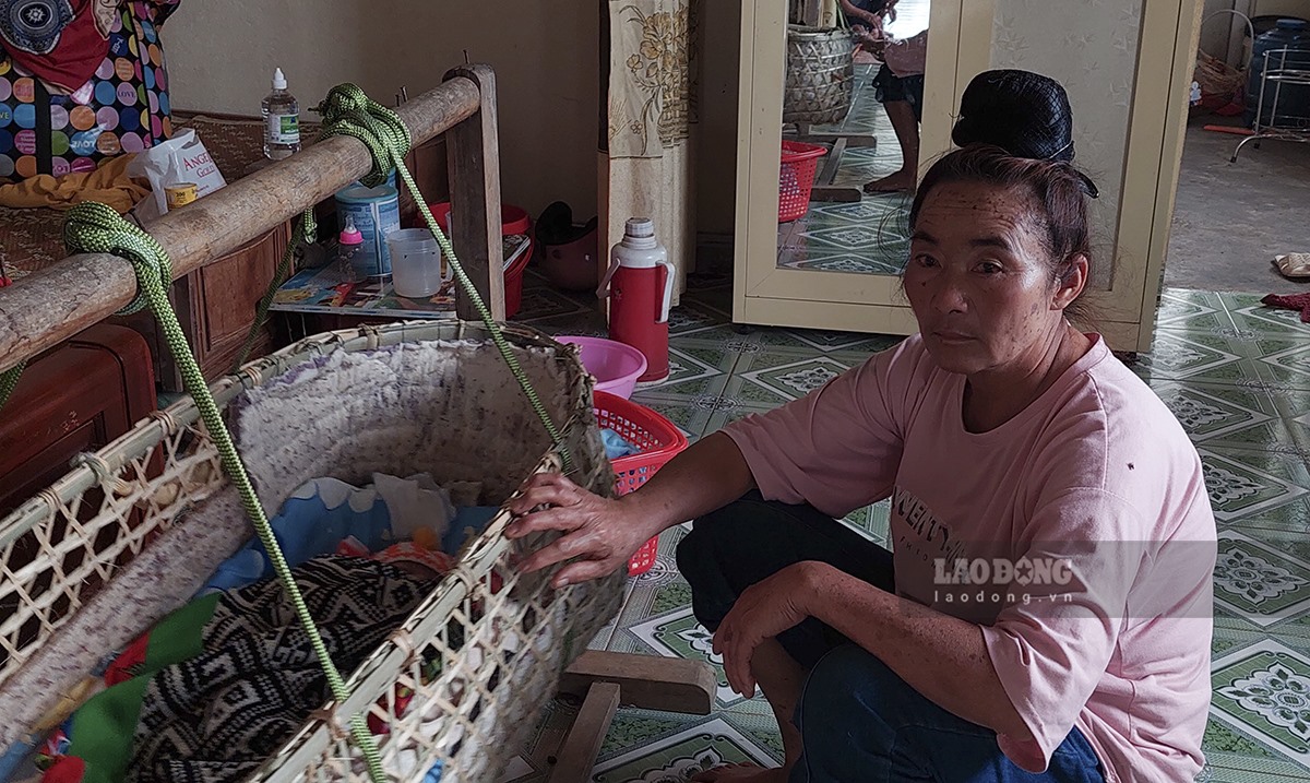 Con trai sản phụ Lò Thị Dung mới hơn 20 ngày tuổi phải để ở nhà cho mẹ chồng chăm sóc. Ảnh: Văn Thành Chương