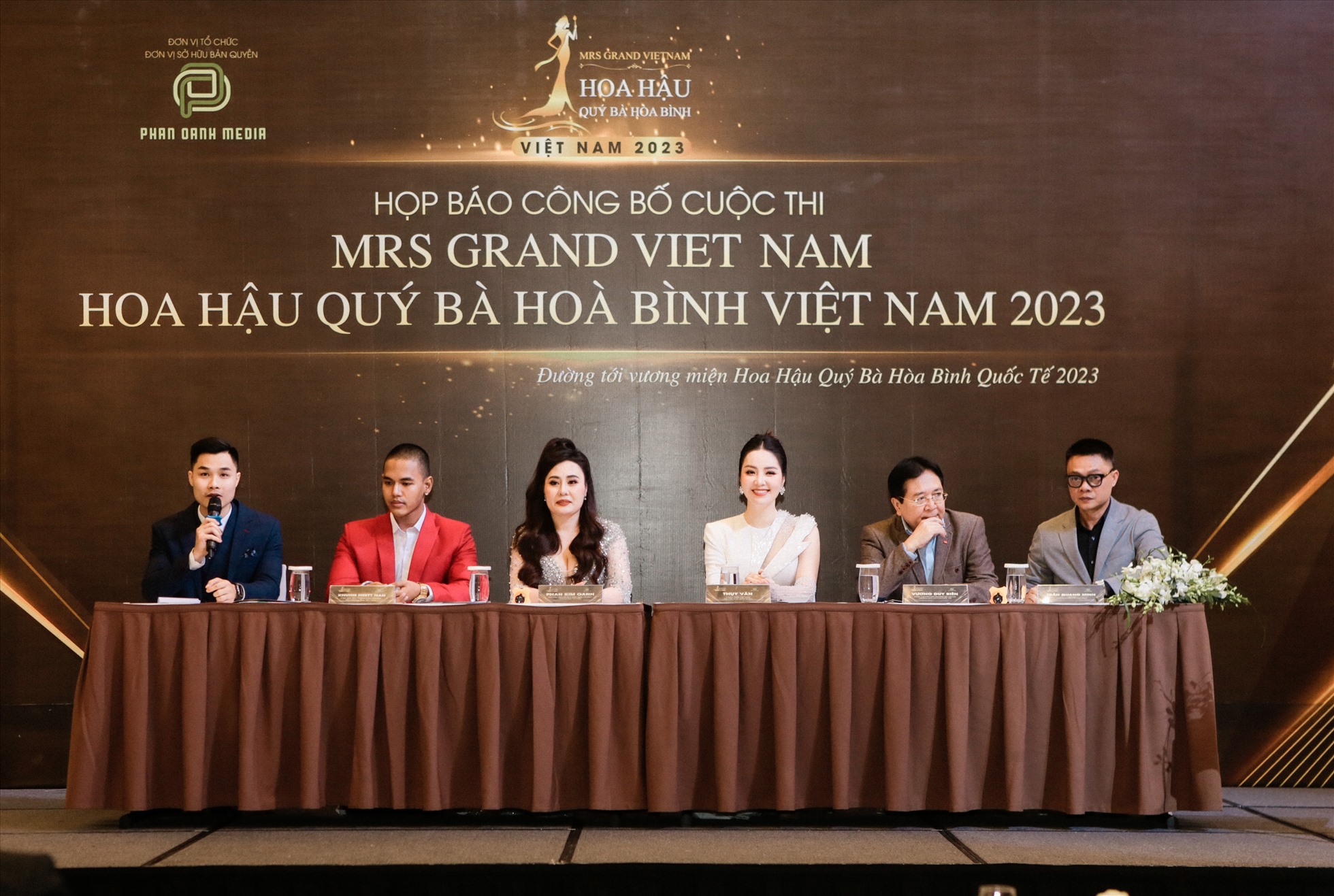Ban tổ chức cuộc thi Hoa hậu Quý bà Hoà bình Việt Nam 2023. Ảnh: Bảo Quý
