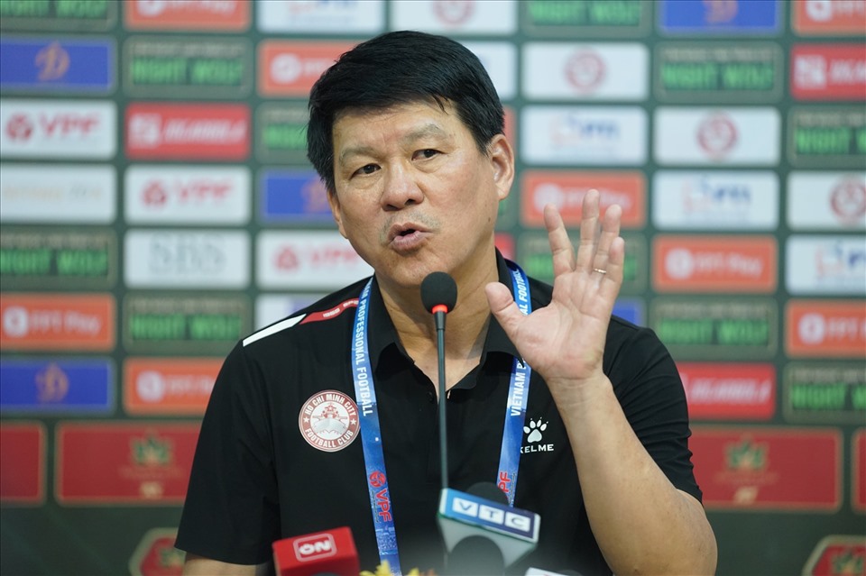 Huấn luyện viên Vũ Tiến Thành của câu lạc bộ TPHCM. Ảnh: Nguyễn Đăng