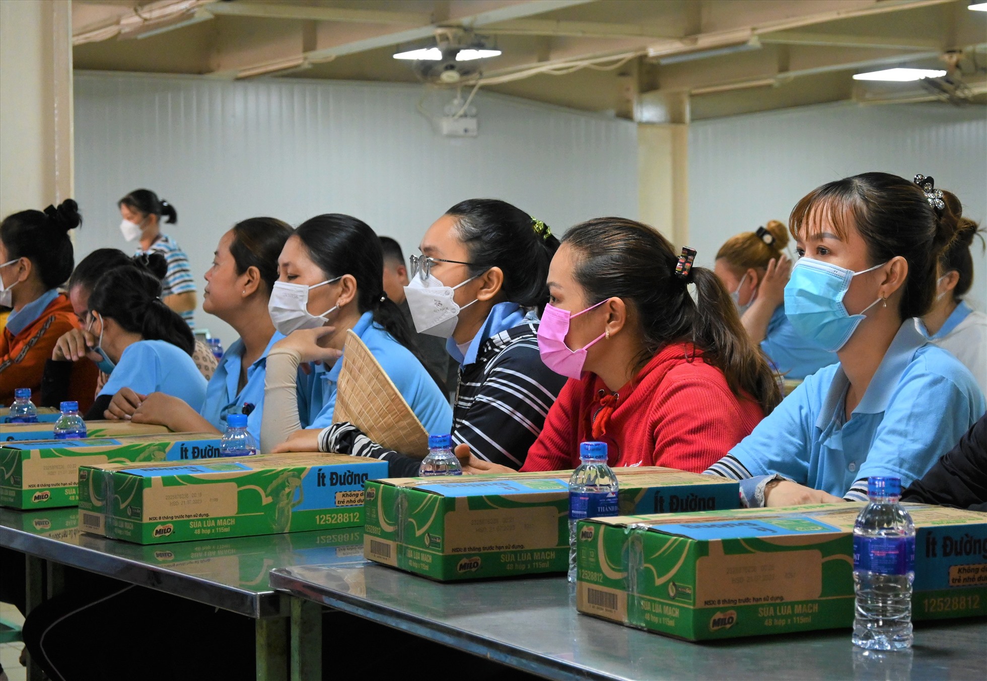 Những thùng sữa của Quỹ xã hội từ thiện Tấm Lòng Vàng Lao Động do Công ty TNHH Nestlé Việt Nam tài trợ đã trao đến tận tay công nhân lao động. Ảnh: Thành Nhân