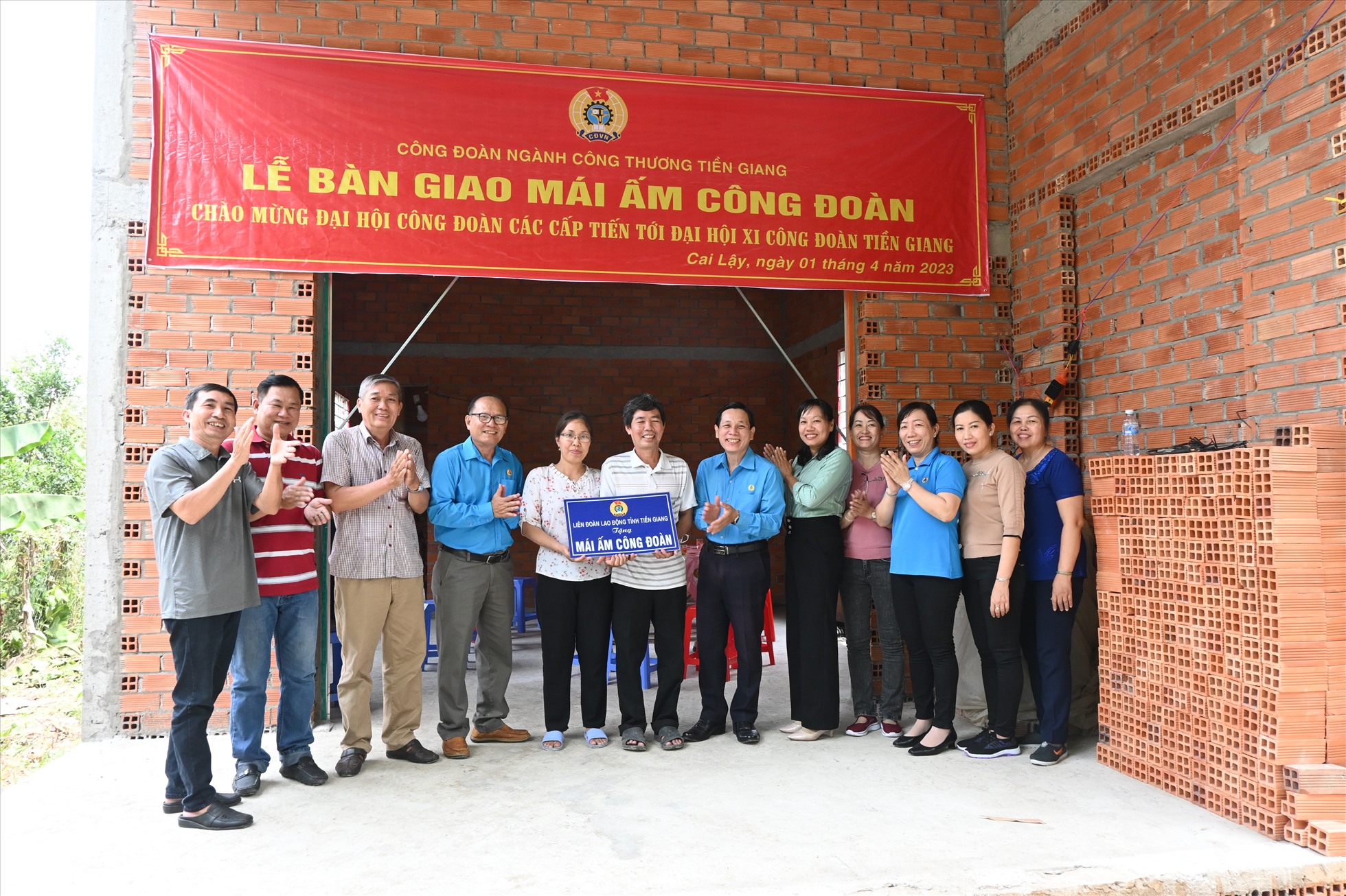 Trao tặng “Mái ấm Công đoàn” cho chị Đoàn Bích Thủy. Ảnh: Thành Nhân