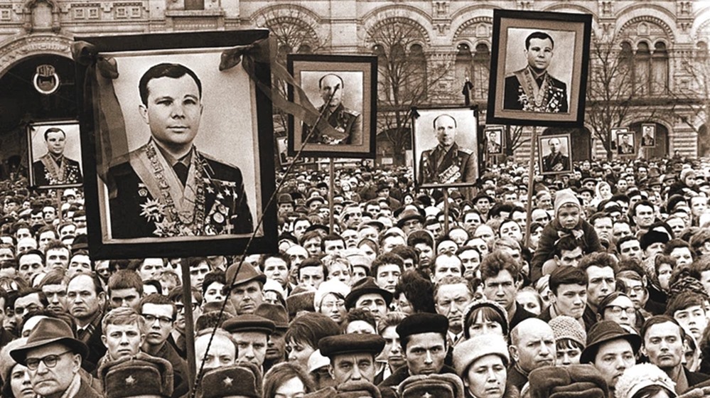 Tháng 3.1968, Liên Xô tiễn biệt Yuri Gagarin và Vladimir Seregin. Ảnh: TASS