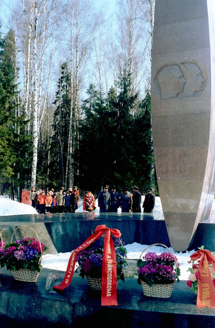 Tháng 3 năm 1968. Đất nước Liên Xô tiễn biệt Yuri Gagarin và Vladimir Seregin.