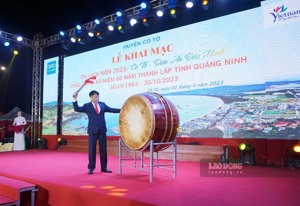 Ông Đặng Quang Ngạn -  Chủ tịch HĐND huyện Cô Tô đánh trống khai mạc.