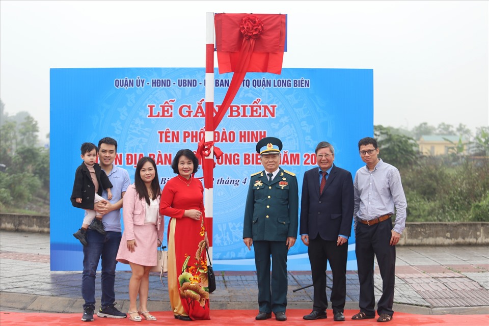 Phó Chủ tịch Thường trực Tổng LĐLĐVN Trần Thanh Hải chụp ảnh kỷ niệm với gia đình ông Đào Hinh. Ảnh: Lâm Thế