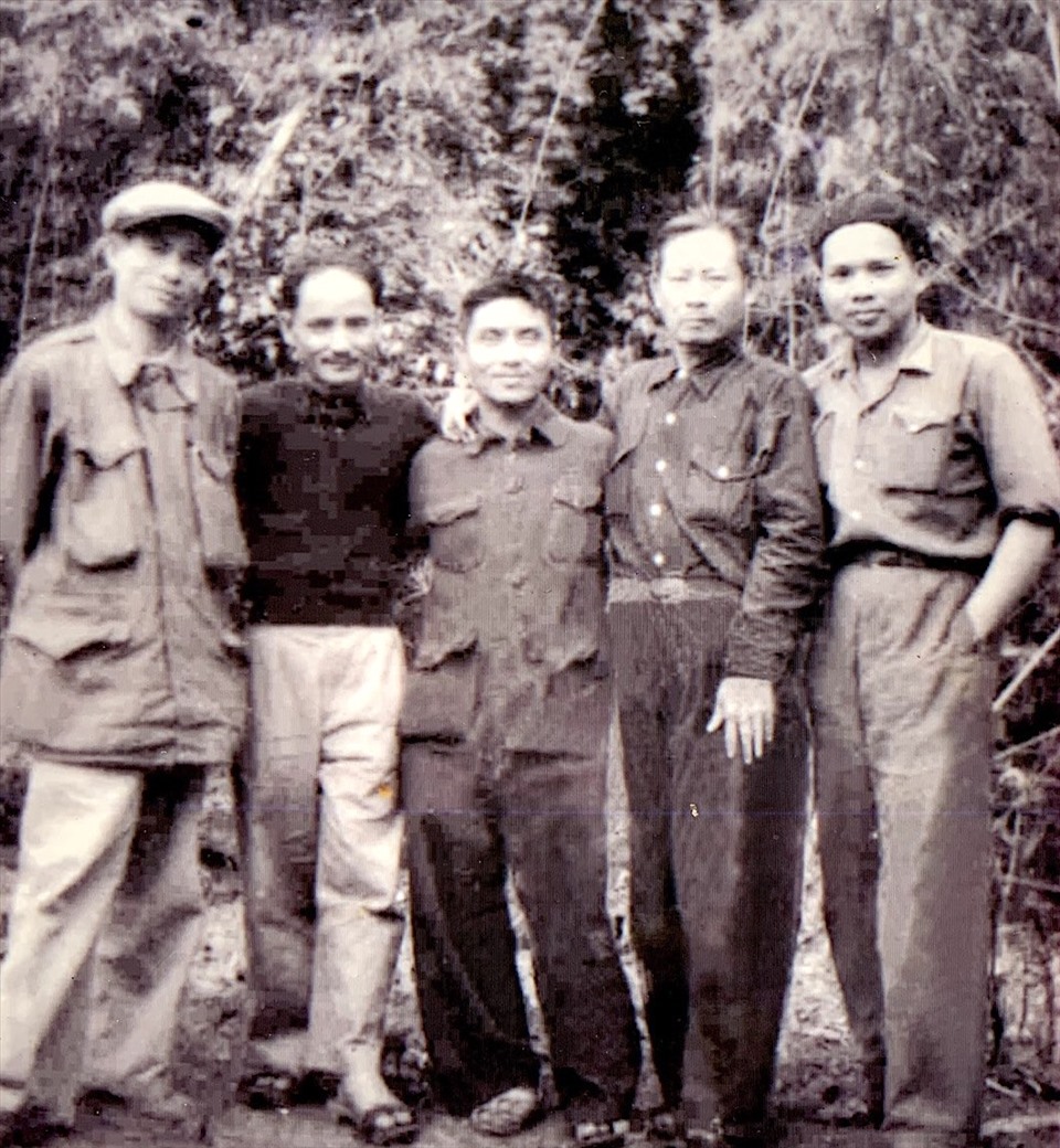 Ông Đào Hinh (thứ hai từ phải sang) cùng các đồng chí lãnh đạo thời kỳ đầu của Tổng LĐLĐVN. Ảnh: Gia đình cung cấp