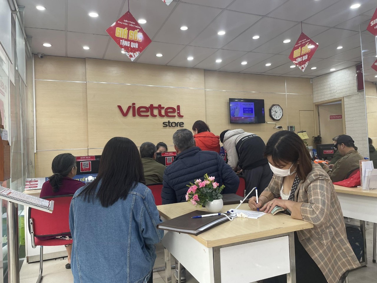 Điểm giao dịch Viettel ở phố Trương Định khá đông người. Ảnh: Hoa Lệ