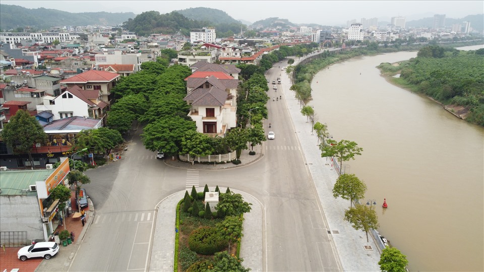 Sau khi nhận 2 lô đất kể trên từ doanh nghiệp, ngày 2.6.2020, ông Nguyễn Văn Vịnh chuyển nhượng quyền sử dụng đất cho ông L.V.S, trú TP Lào Cai.