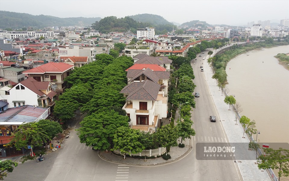 Khu biệt thự tại khu vực bờ kè sông Hồng (phường Kim Tân) với 2 mặt tiền, được ví như mảnh đất “mang giá trị kim cương” của thành phố.