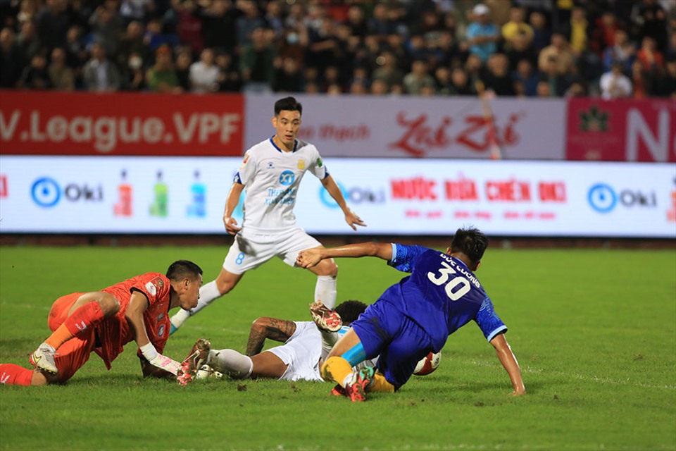 Trọng tài Trương Hồng Vũ có quyết định gây tranh cãi ở vòng 5 V.League 2023 giữa Nam Định và Khánh Hòa. Ảnh: VPF