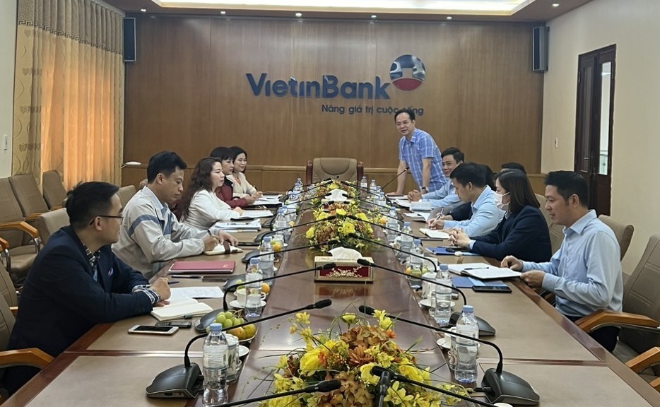 Đoàn kiểm tra, giám sát của UBKT Công đoàn Ngân hàng Việt Nam làm việc tại Vietinbank chi nhánh tỉnh Hưng Yên. Ảnh: Thanh Hương
