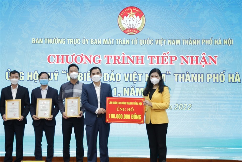 Liên đoàn Lao động thành phố Hà Nội trao ủng hộ Quỹ “Vì biển, đảo Việt Nam”năm 2022. Ảnh: CĐHN