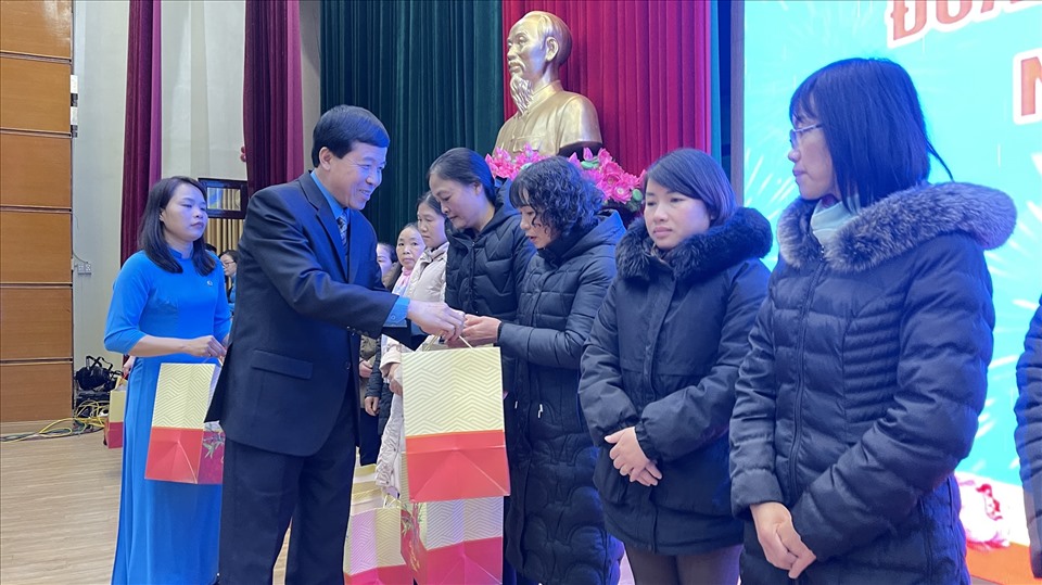 Ông Lý Đức Thanh - Chủ tịch LĐLĐ tỉnh Lạng Sơn tặng quà nữ đoàn viên có hoàn cảnh khó khăn. Ảnh: Hà Anh