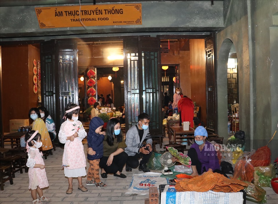 Phố cổ Hoa Lư mở cửa miễn phí cho người dân và du khách tới tham quan. Ảnh: Diệu Anh