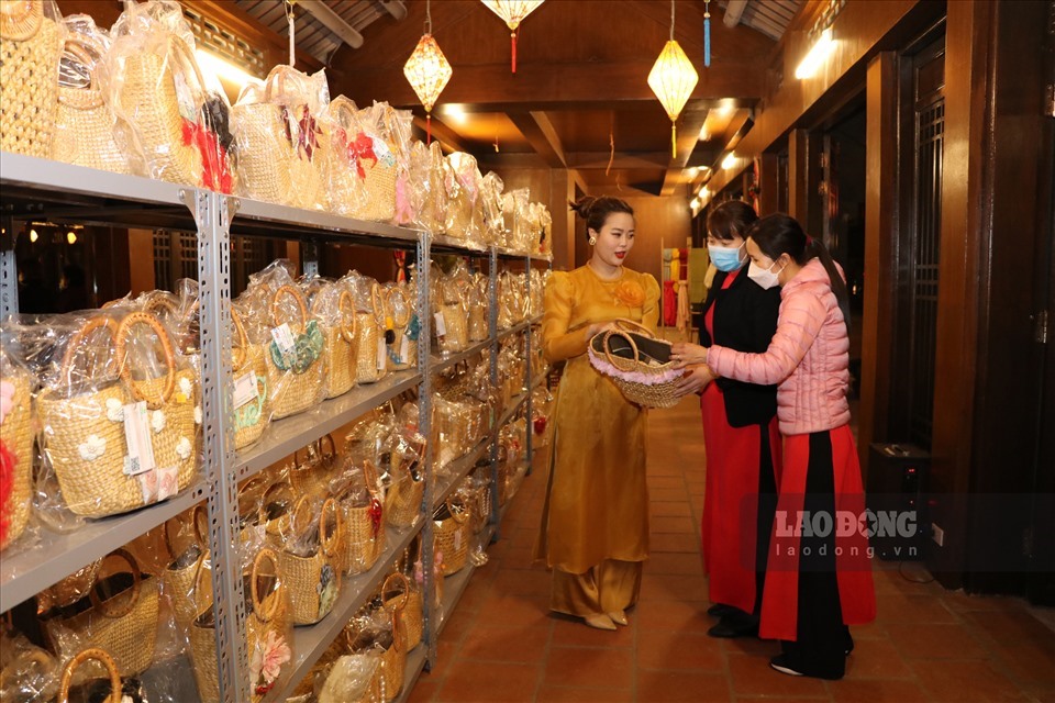 Du khách tham quan các gian hàng tại phố cổ Hoa Lư. Ảnh: Diệu Anh