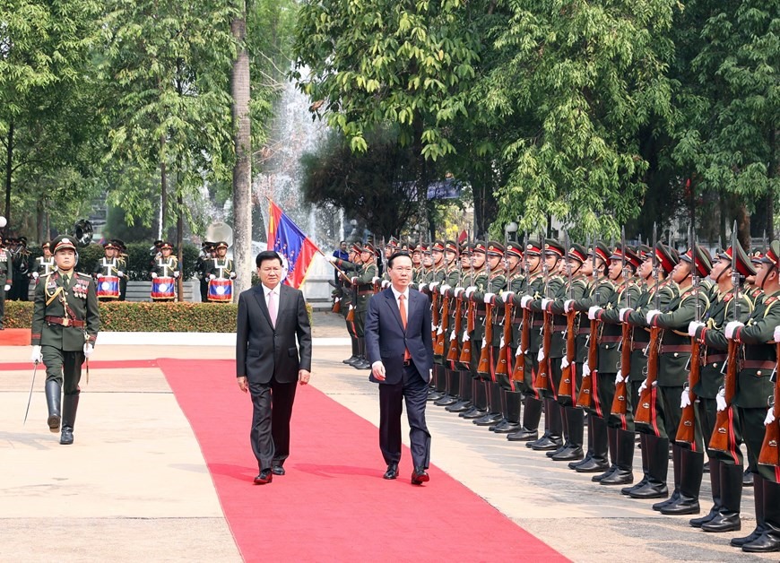 Tổng Bí thư, Chủ tịch nước Lào Thongloun Sisoulith chủ trì lễ đón Chủ tịch nước Võ Văn Thưởng. Ảnh: TTXVN