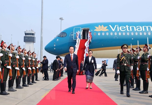 Khoảng 8h30 sáng 10.4, chuyên cơ chở Chủ tịch nước Võ Văn Thưởng và đoàn đại biểu cấp cao Việt Nam đã tới sân bay quốc tế Wattay, thủ đô Vientiane, bắt đầu chuyến thăm chính thức Lào. Ảnh: TTXVN