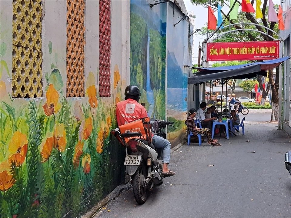 Làng bích họa Đà Nẵng được thực hiện trên một con hẻm nối đường Nguyễn Văn Linh với đường Phan Châu Trinh (TP Đà Nẵng) với chiều dài gần 1km.