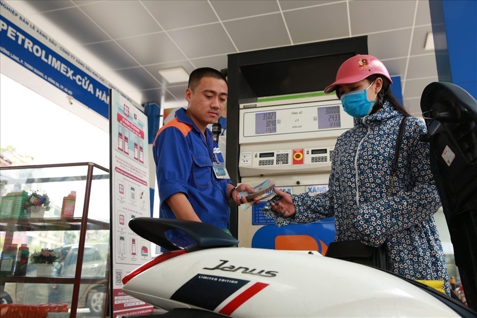 Bộ Tài chính đề xuất bỏ quy định rà soát chi phí xăng dầu. Ảnh: Hải Nguyễn.