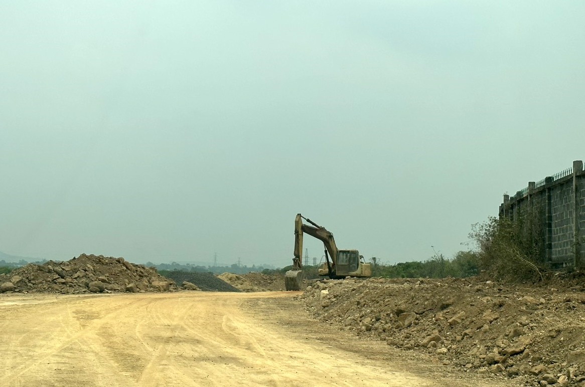 Cơ quan chức năng đang đẩy nhanh tiến độ thi công dự án đường giao thông nối Khu công nghiệp Hòa Phú với Quốc lộ 14. Ảnh: Phan Tuấn