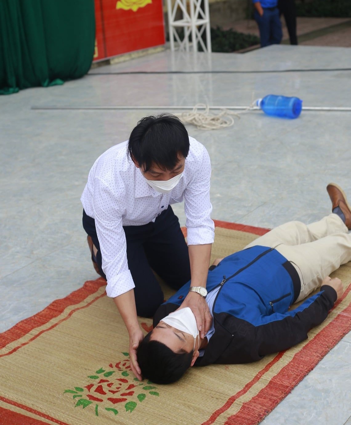 Tập huấn kĩ năng sơ cứu người bị tai nạn đuối nước cho học sinh trường THPT Diễn Châu 3 (Nghệ An). Ảnh: Hải Đăng