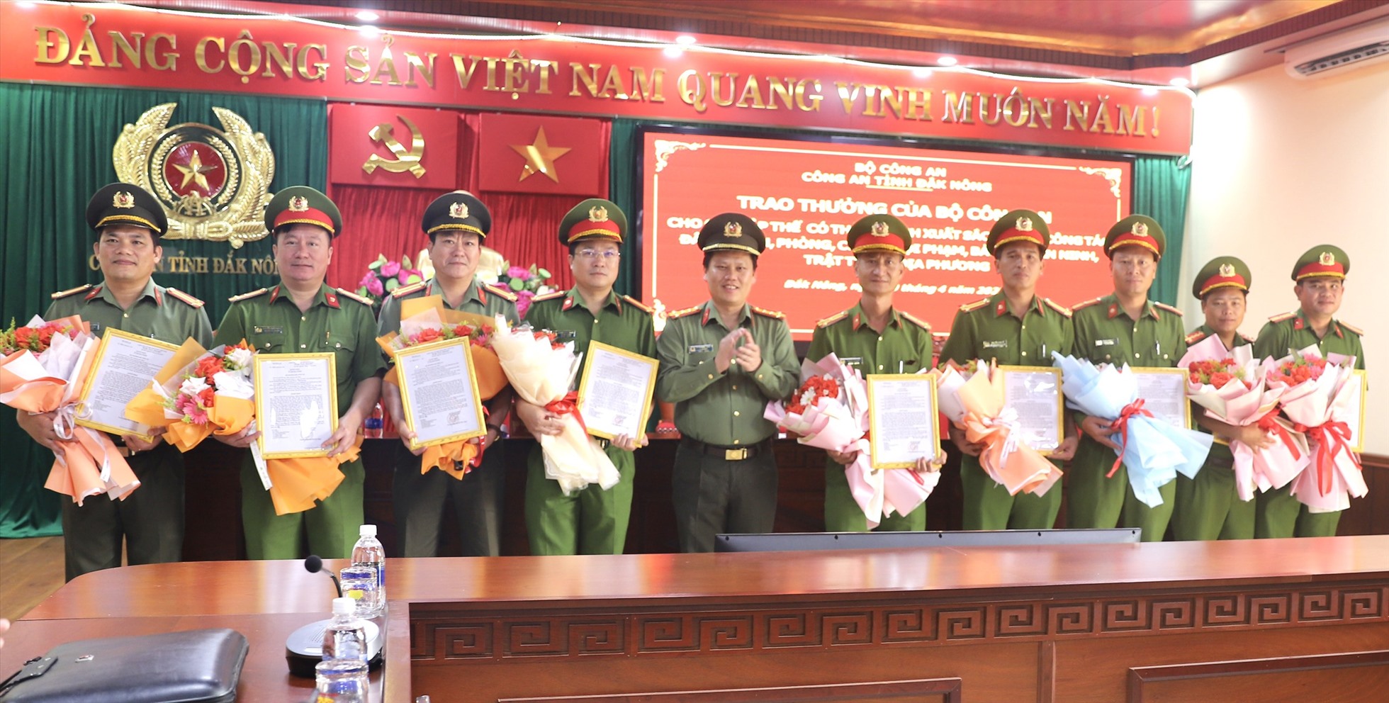 Đại tá Bùi Quang Thanh trao thưởng cho các cán bộ chiến sỹ tham gia phá án. Ảnh: Minh Quỳnh
