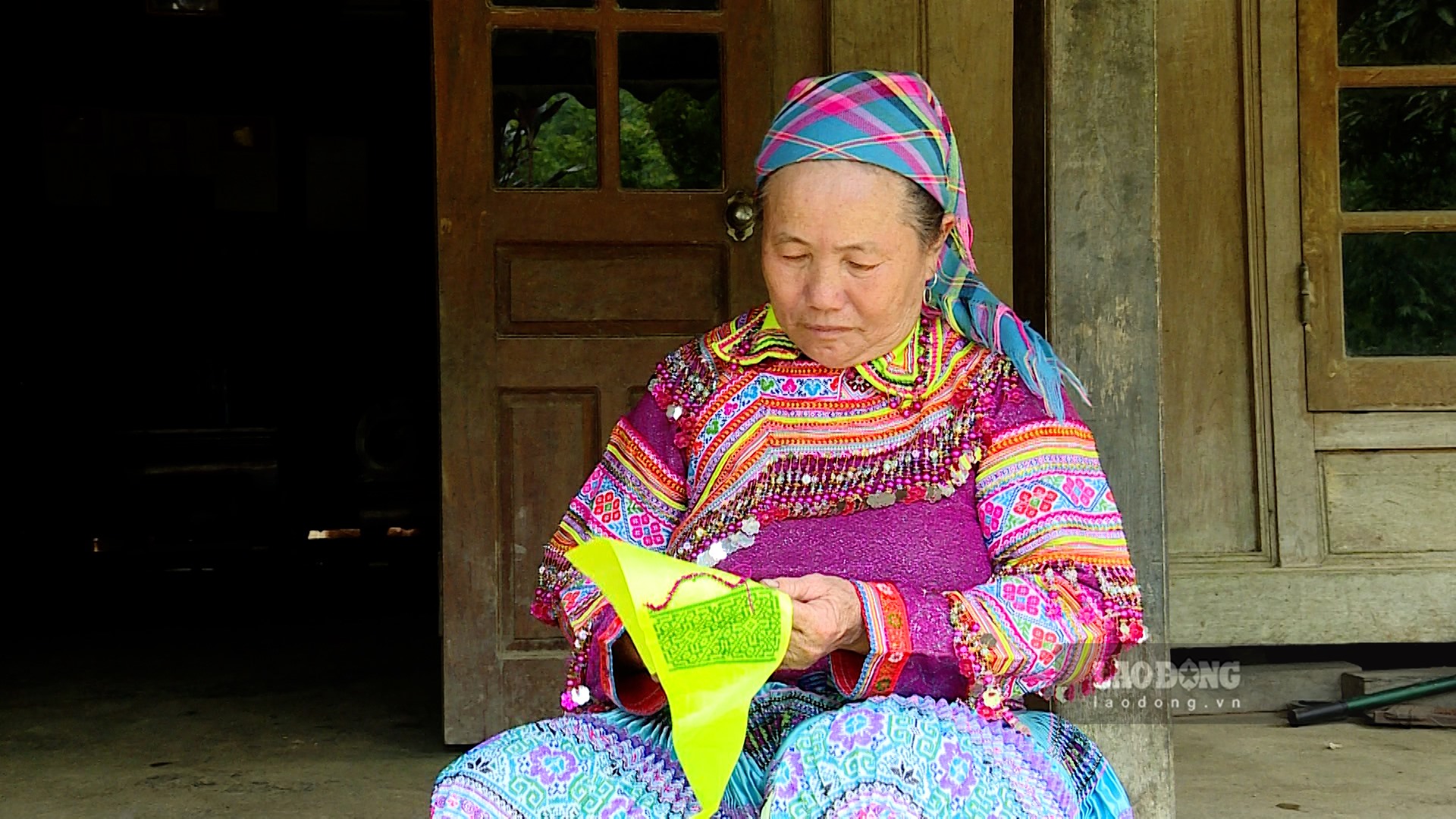 Đa số kỹ thuật thêu, nhuộm và vẽ sáp ong trên thổ cẩm hiện nay còn lưu giữ bởi những người Mông hoa có tuổi.