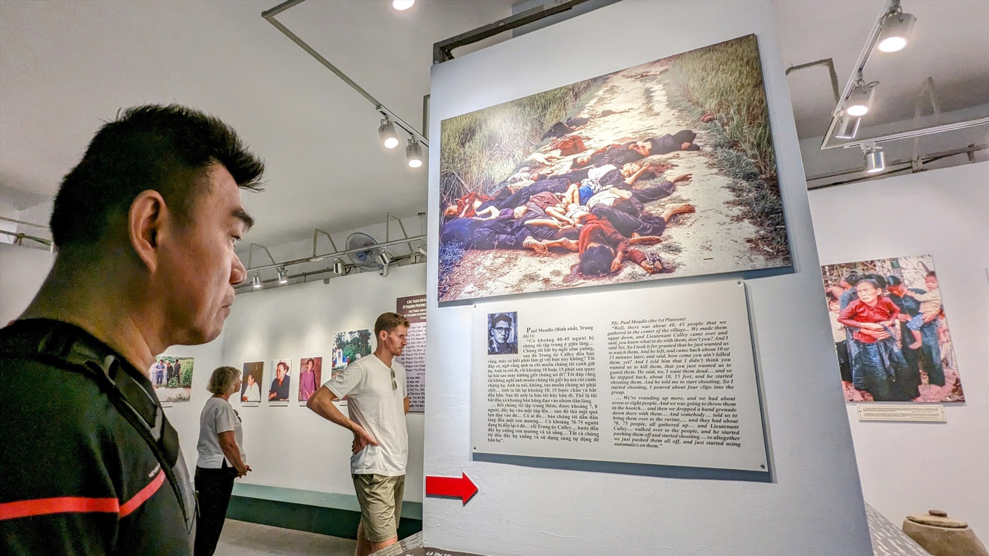 Trong không gian trưng bày “Tội ác chiến tranh xâm lược” tại tầng 2, nhiều du khách không khỏi xúc động khi nhìn những bức ảnh được chụp trong cuộc kháng chiến chống Mỹ