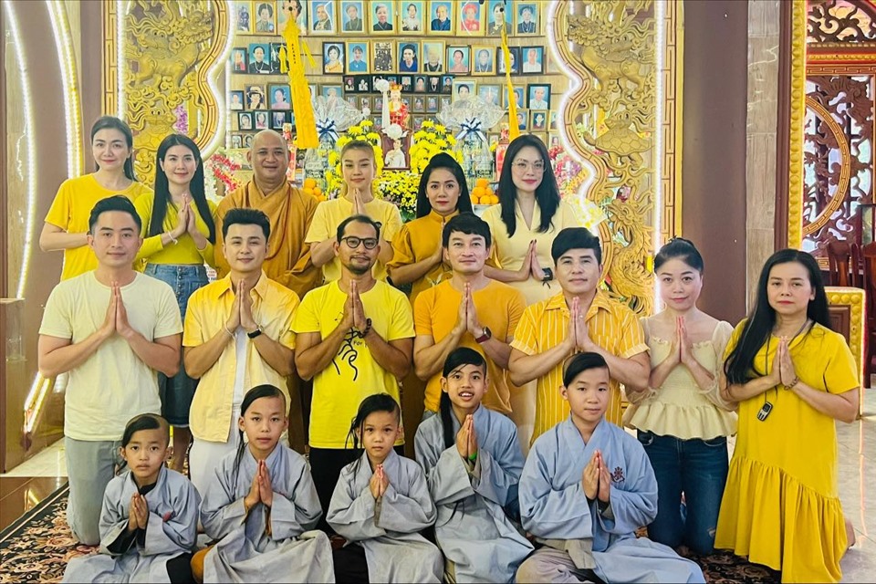 Huỳnh Đông chia sẻ hình ảnh cùng bạn bè nghệ sĩ đến chùa làm lễ cúng Mai Phương. Ảnh: Facebook Mai Phương