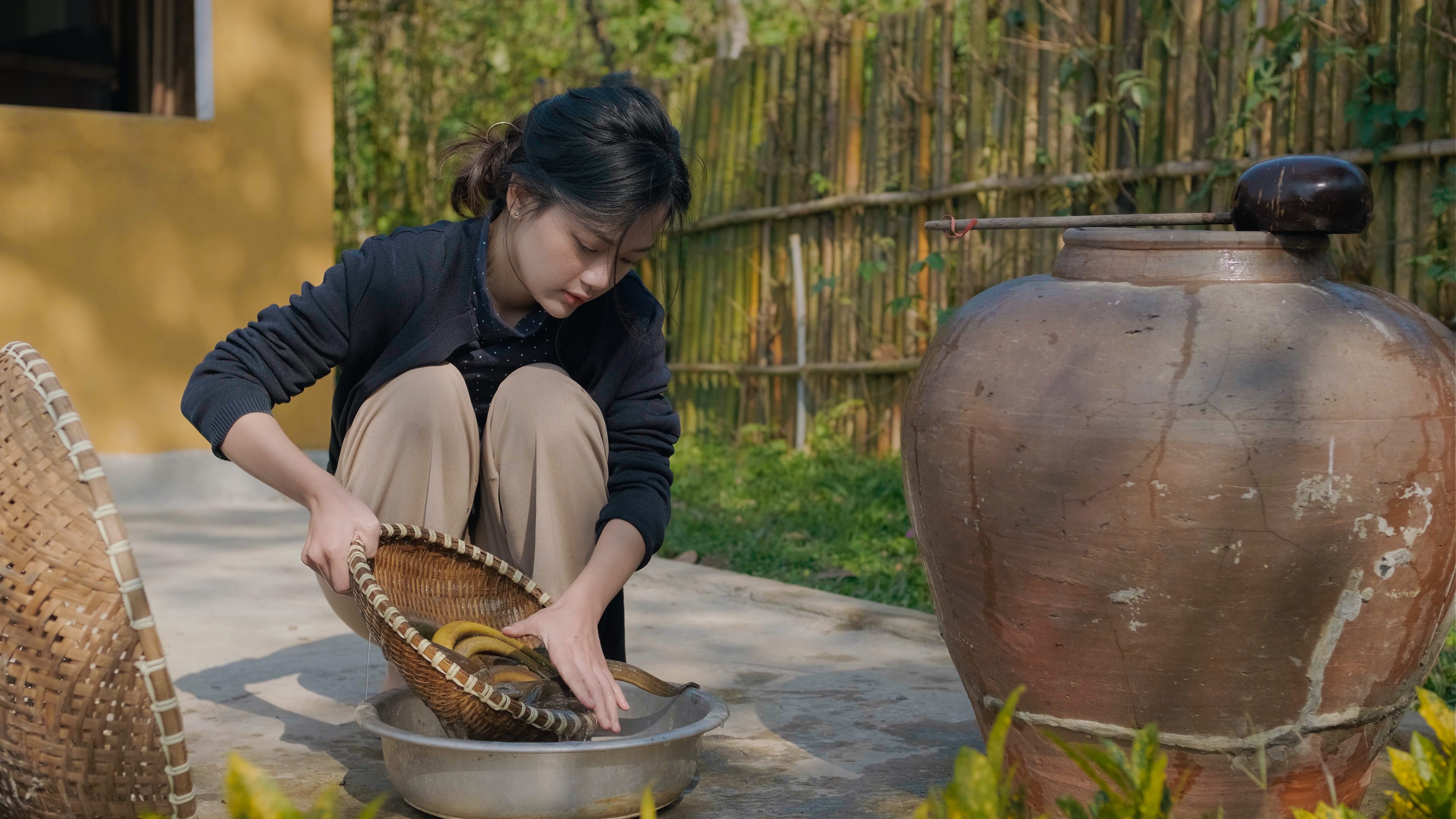 Cô nàng chuẩn bị nguyên liệu để làm món súp lươn nổi tiếng trứ danh Nghệ An. Ảnh; Nhân vật cung cấp