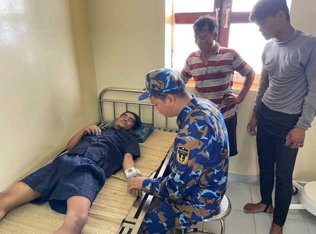 Ngư dân Nguyễn Văn SoÔn được Quân y nhà giàn DK1/2 sơ cấp cứu.