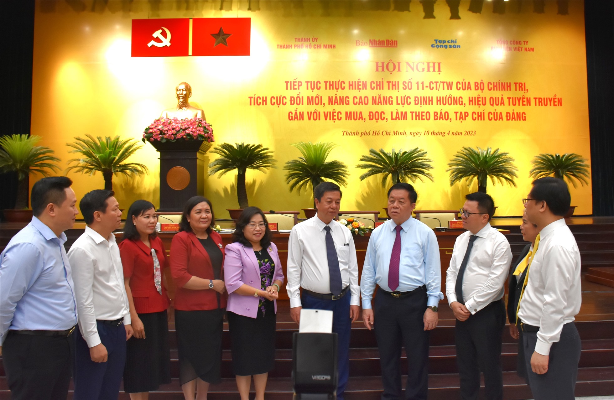 Trưởng Ban Tuyên giáo Trung ương Nguyễn Trọng Nghĩa trao đổi cùng các đại biểu tham dự hội nghị.   Ảnh: Minh Quân