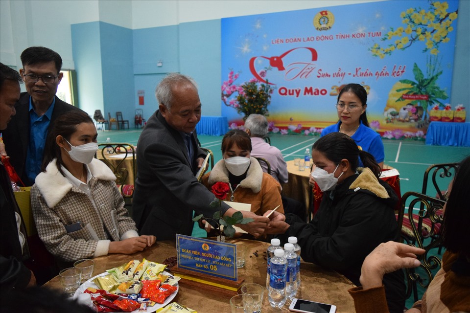 Các chương trình trao quà của LĐLĐ tỉnh Kon Tum. Thái Bình
