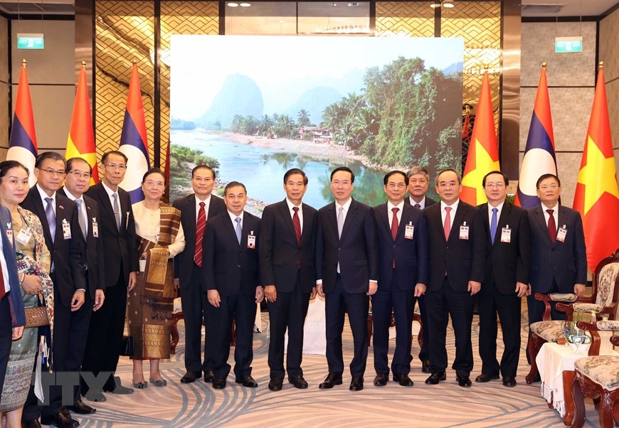 Chủ tịch nước Võ Văn Thưởng và Chủ tịch Ủy ban Trung ương Mặt trận Lào xây dựng đất nước Sinlavong Khoutphaythoune chụp ảnh chung với đại biểu hai nước. Ảnh: TTXVN