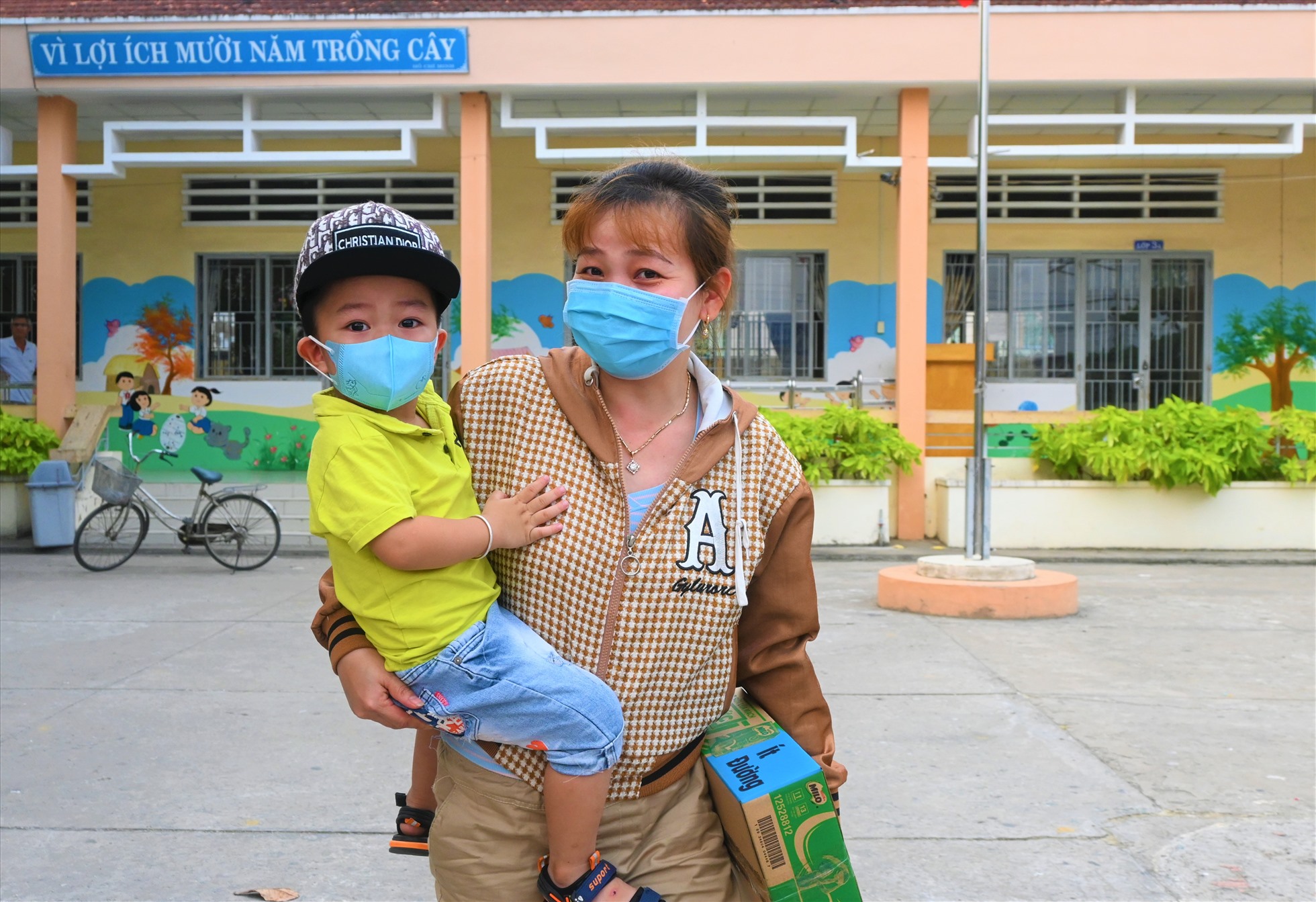 Những thùng sữa của Quỹ xã hội từ thiện Tấm lòng Vàng Lao Động do Công ty TNHH Nestlé Việt Nam tài trợ đã trao đến tận tay con của công nhân lao động tại tỉnh Long An. Ảnh: Thành Nhân
