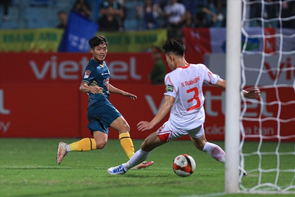 Tiền đạo trẻ Nguyễn Quốc Việt ghi bàn trong chiến thắng 4-1 của Hoàng Anh Gia Lai trước Viettel tại vòng 5 V.League 2023. Ảnh: Minh Quân