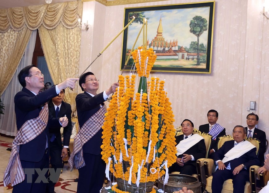 Chủ tịch nước Võ Văn Thưởng và Tổng Bí thư, Chủ tịch nước Lào Thongloun Sisoulith tại lễ buộc chỉ cổ tay cầu may nhân dịp Tết cổ truyền Bunpimay của Lào. Ảnh: TTXVN