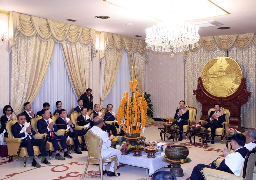 Trước đó, theo TTXVN, chiều 10.4, Chủ tịch nước Võ Văn Thưởng và Tổng Bí thư, Chủ tịch nước Lào Thongloun Sisoulith dự lễ buộc chỉ cổ tay cầu may nhân dịp Tết cổ truyền Bunpimay của Lào. Ảnh: TTXVN