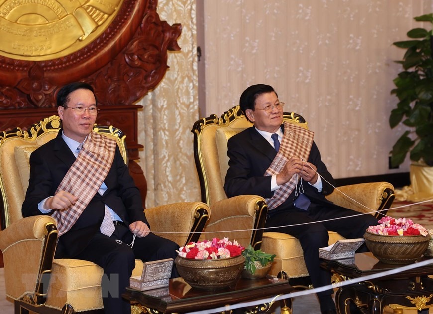 Chủ tịch nước Võ Văn Thưởng đến thăm chính thức Lào đúng vào dịp nhân dân Lào anh em đang tưng bừng chuẩn bị đón Tết cổ truyền Bunpimay. Ảnh: TTXVN