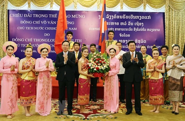 Chủ tịch nước Võ Văn Thưởng và Tổng Bí thư, Chủ tịch nước Lào Thongloun Sisoulith tặng hoa cho các nghệ sỹ hai nước biểu diễn nghệ thuật chào mừng. Ảnh: TTXVN