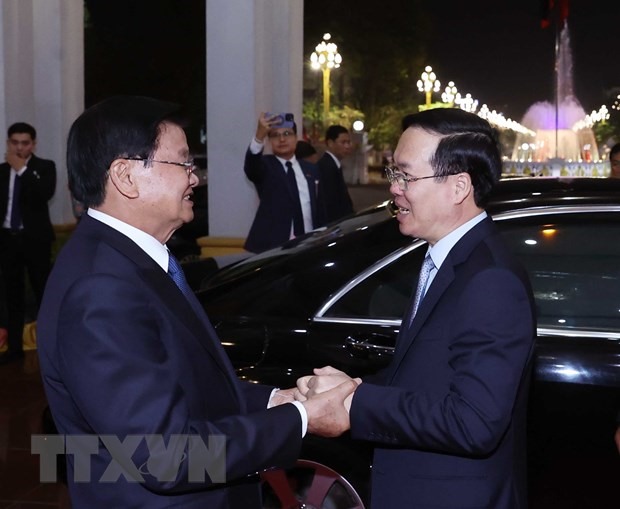 Tổng Bí thư, Chủ tịch nước Lào Thongloun Sisoulith tiễn Chủ tịch nước Võ Văn Thưởng. Ảnh: TTXVN