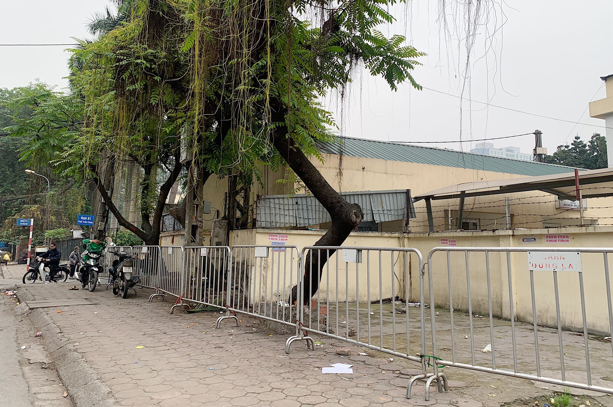 Một đoạn vỉa hè trên phố Trần Cung (quận Bắc Từ Liêm) cũng được rào chắn để chống các phương tiện dừng, đỗ. Ảnh: Thu Hiền