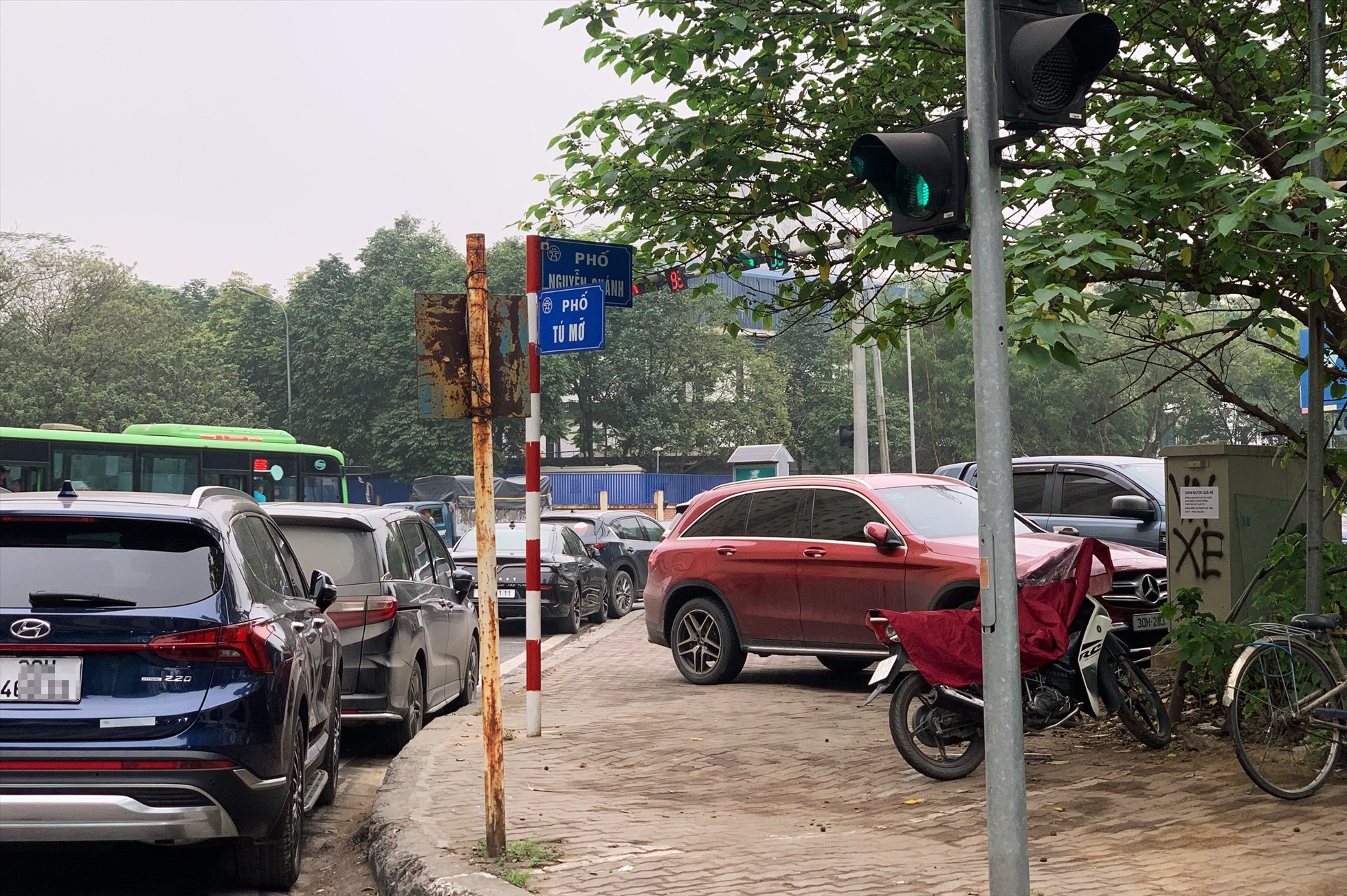 Ôtô dừng đỗ dọc phố Tú Mỡ đoạn giao với phố Nguyễn Chánh. Ảnh: Thu Hiền
