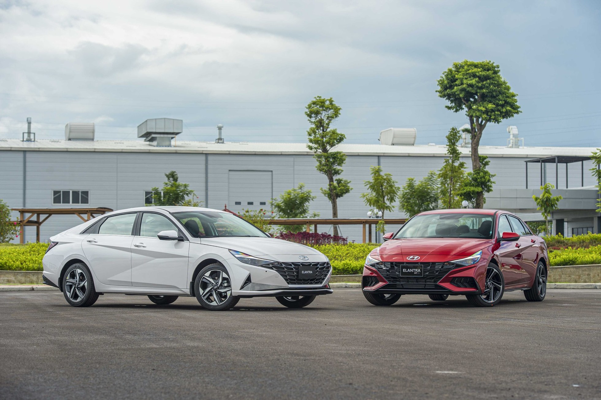 Một số đại lý của hãng Hyundai cũng đang giảm giá Elantra sản xuất năm 2022 để xả hàng tồn. Tuy nhiên, mức giảm của các đại lý cũng khác nhau bởi đây không phải chương trình của hãng. Mức giảm cao nhất được ghi nhận đối với Hyundai Elantra là 60 triệu đồng đối với các phiên bản. Tuy nhiên, số lượng xe cũng hạn chế về cả phiên bản và màu sắc tùy đại lý. Ảnh: TC Motor.