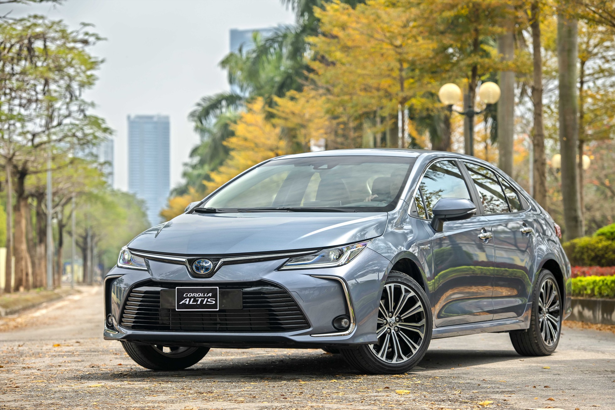 Mẫu xe Toyota Corolla Altis đang được giảm giá mạnh đối với phiên bản sản xuất năm 2022. Mức giảm lên tới 50 triệu đồng cho các phiên bản cùng các phần quà tặng thêm là phụ kiện. Sau giảm giá, Toyota Corolla Altis có giá chỉ còn từ 669-810 triệu đồng. Phiên bản sản xuất năm 2023 sẽ ưu đãi ít hơn. Phiên bản 1.8HV công nghệ hybrid không được giảm giá, chỉ được tặng kèm phụ kiện. Trong khi đó, 2 bản 1.8G và 1.8V chỉ giảm giá 15 triệu đồng và tặng kèm phụ kiện. Ảnh: Toyota Việt Nam.