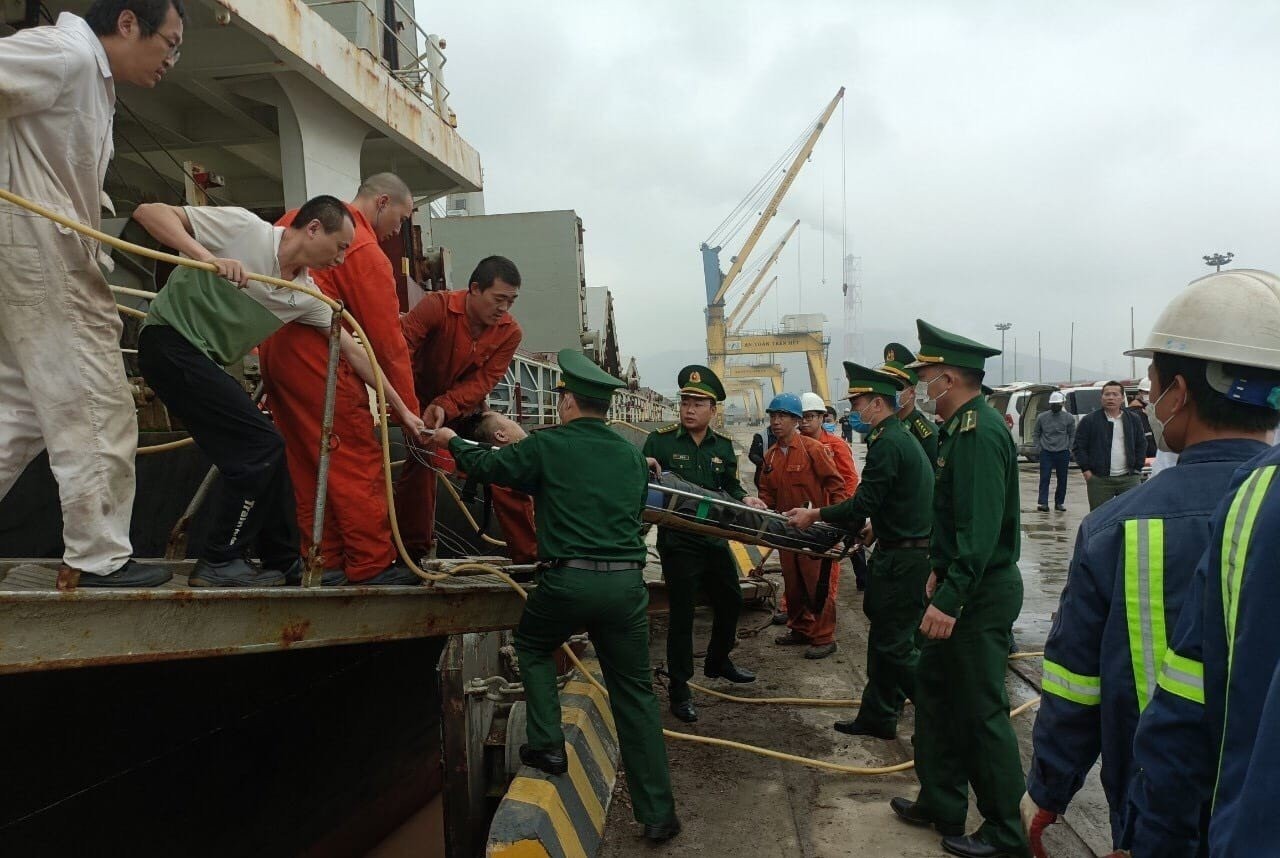 Lực lượng Biên phòng Thanh Hóa phối hợp với cơ quan chức năng, khẩn trương đưa các thuyền viên gặp nạn đi cấp cứu. Ảnh: Biên phòng Thanh Hóa